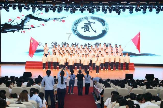 被这些70年女人美到了，注重配色、配饰，穿衣松弛有度，大方简约